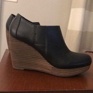 Dr. Scholl’s leather wedges with gel memory foam